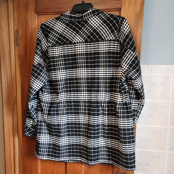 NWOT Torrid longline shacket flannel plaid black and white size 2 light jacket - Picture 4 of 6